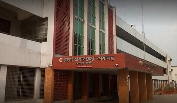 নোয়াখালী ডিসি অফিস থেকে টেন্ডার ছিনতাইয়ের অভিযোগ